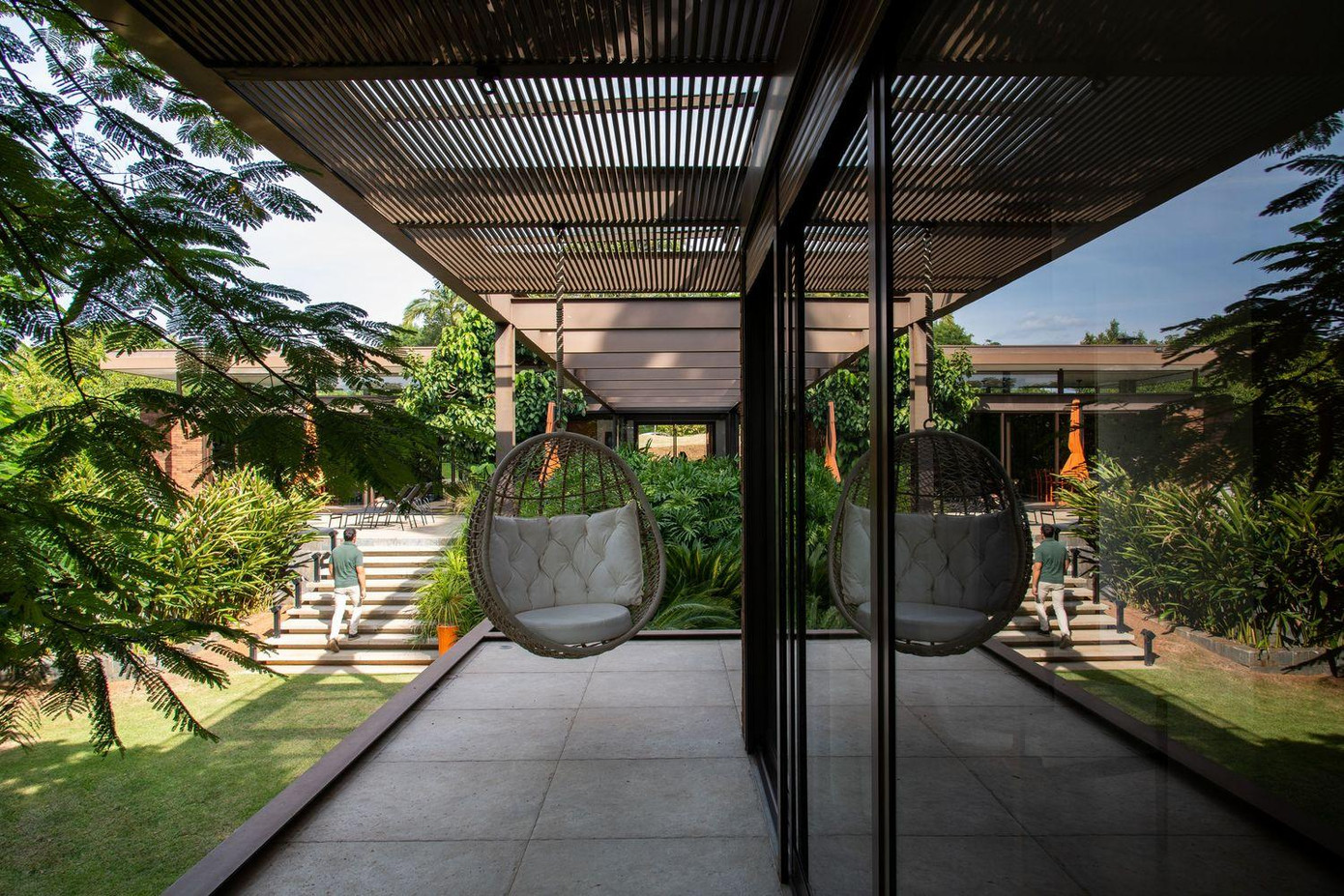 Hành lang bằng kính giúp không gian trong nhà thu được tối đa ánh sáng tự nhiên. Hành lang bằng kính giúp không gian trong nhà thu được tối đa ánh sáng tự nhiên.