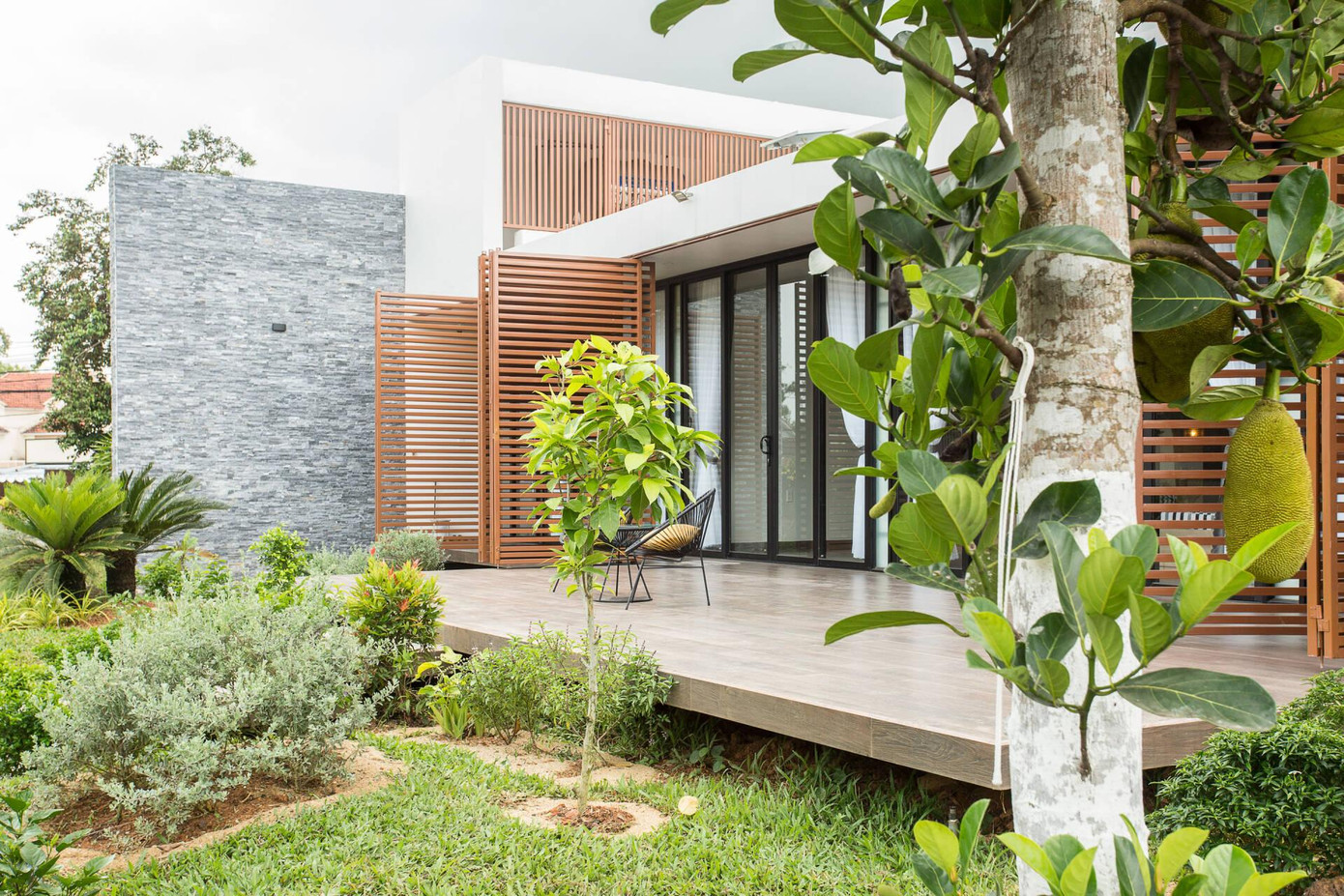 Các mặt thoáng của ngôi nhà được hướng về phía Đông, giúp cho ngôi nhà có thể nhận được mức độ ánh sáng phù hợp suốt cả ngày và không gian trong nhà cũng không ngột ngạt.