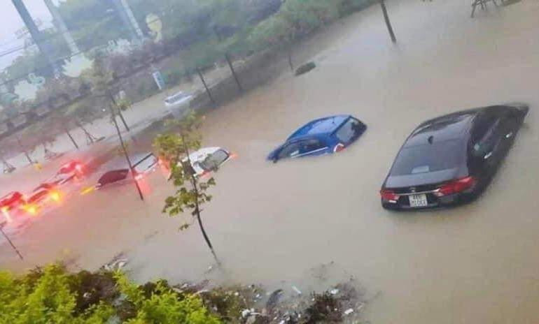 Ô tô bị ngập tới tận nóc (Ảnh: Facebook).