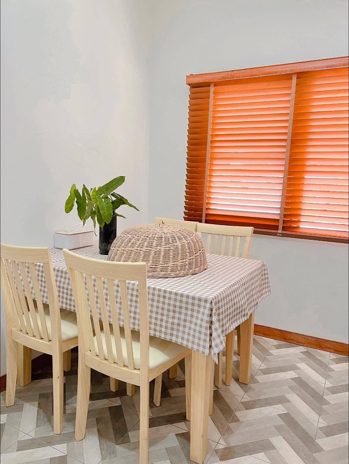 Khu vực bếp và bàn ăn được thiết kế đơn giản, tiện nghi.