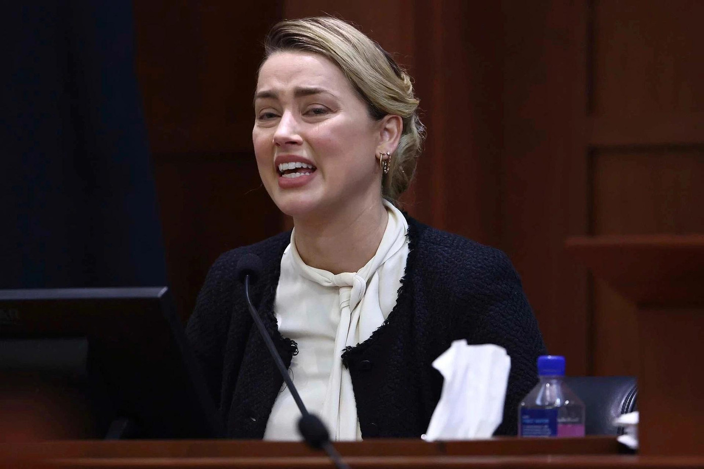 Amber Heard khóc trước tòa. Ảnh: Reuters. Amber Heard khóc trước tòa. Ảnh: Reuters.