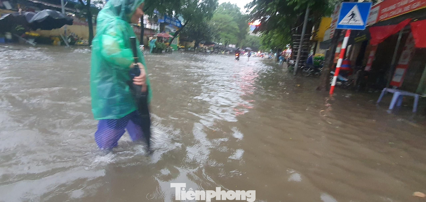 Tình trạng ngập lụt "đến hẹn lại lên" khi có mưa lớn ở Hà Nội khiến nhiều người dân tỏ ra ngao ngán.
