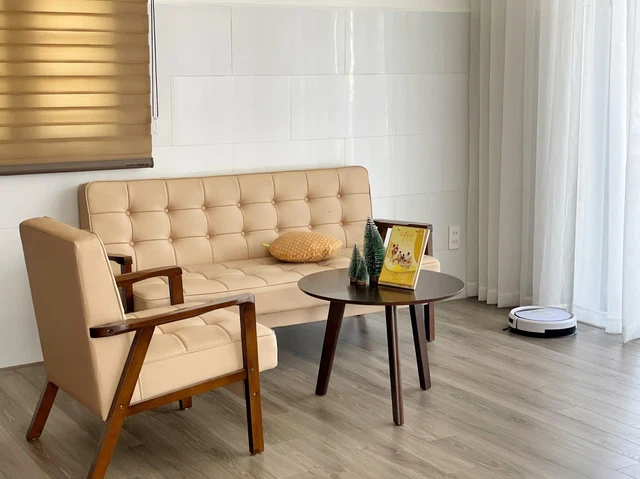 Khu vực phòng khách sáng, thoáng nhờ sử dụng hệ cửa kính.