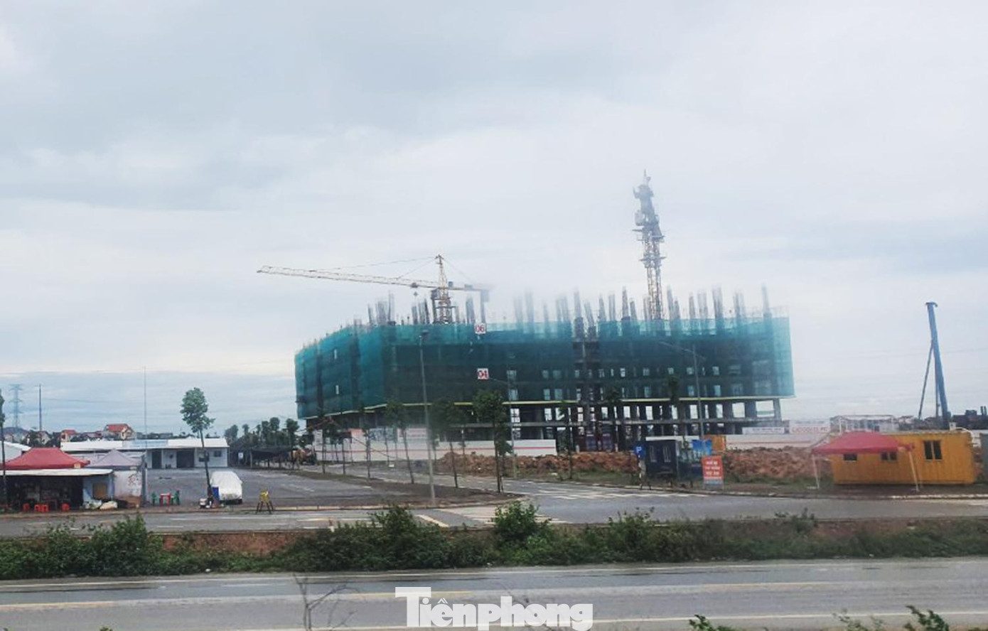 Bộ Tài chính chỉ đạo cơ quan thuế tăng cường phối hợp với các cơ quan, ban ngành địa phương trong quản lý đối với hoạt động chuyển nhượng BĐS, đặc biệt tăng cường việc xử lý hình sự đối với hành vi bán nhà, đất "hai giá". Bộ Tài chính chỉ đạo cơ quan thuế tăng cường phối hợp với các cơ quan, ban ngành địa phương trong quản lý đối với hoạt động chuyển nhượng BĐS, đặc biệt tăng cường việc xử lý hình sự đối với hành vi bán nhà, đất "hai giá".