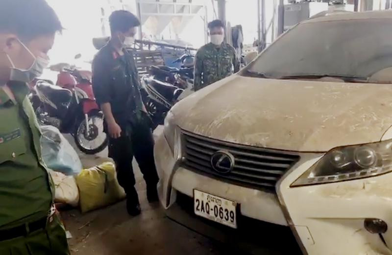 Tổ công tác phát hiện xe ô tô LEXUS RX350, BKS nước ngoài 2AQ-0639 tại kho hàng hóa của Công ty TNHH MTV Chính Phượng (xã Khánh An, huyện An Phú).