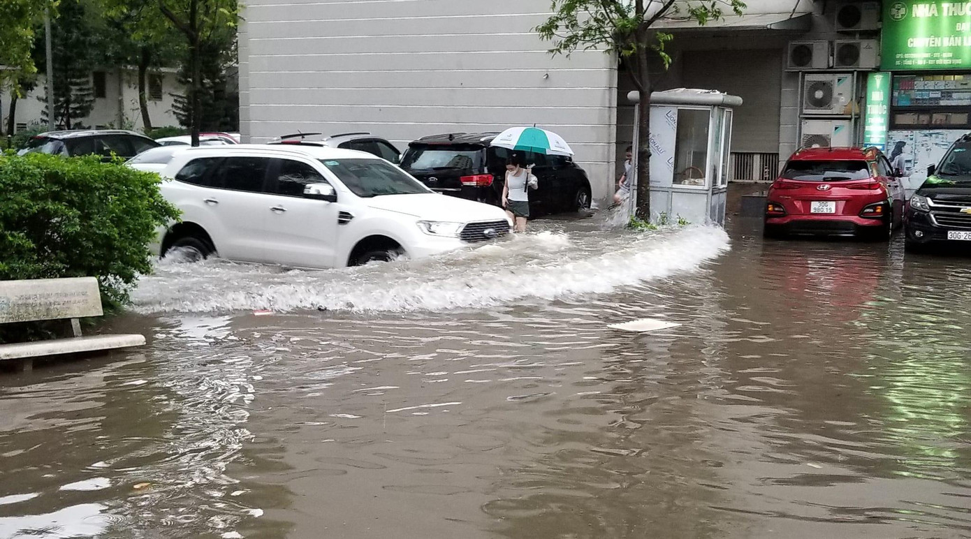 Hình ảnh ngập lụt tại chung cư NO7 Thanh Bình (Cầu Giấy, Hà Nội). (Ảnh: Phuong Bui)