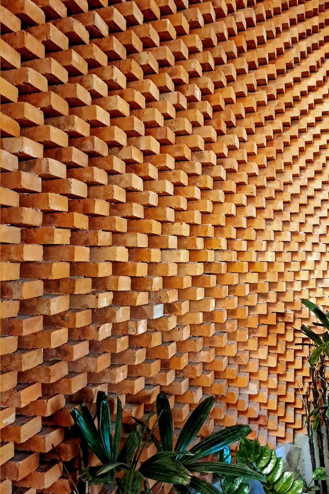 Ngôi nhà còn được bố trí các ô lấy sáng và thông gió, trong khi vật liệu thô giúp ngôi nhà gần gũi với thiên nhiên hơn.