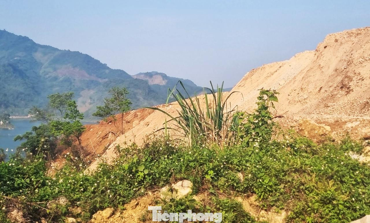 Phó Thủ tướng Lê Văn Thành yêu cầu Chủ tịch UBND các tỉnh, thành phố trực thuộc trung ương chỉ đạo, kiểm tra, chấn chỉnh tình trạng và xử lý nghiêm các trường hợp san ủi đồi núi để phân lô, bán nền, xây dựng trên đất rừng không đúng quy định của pháp luật.