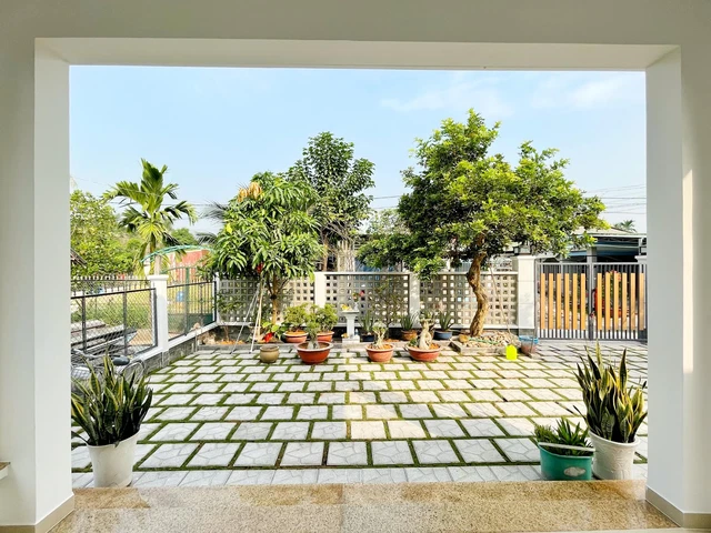 Quá trình cải tạo, ngôi nhà được giữ nguyên phần móng và khung tường trước đó.