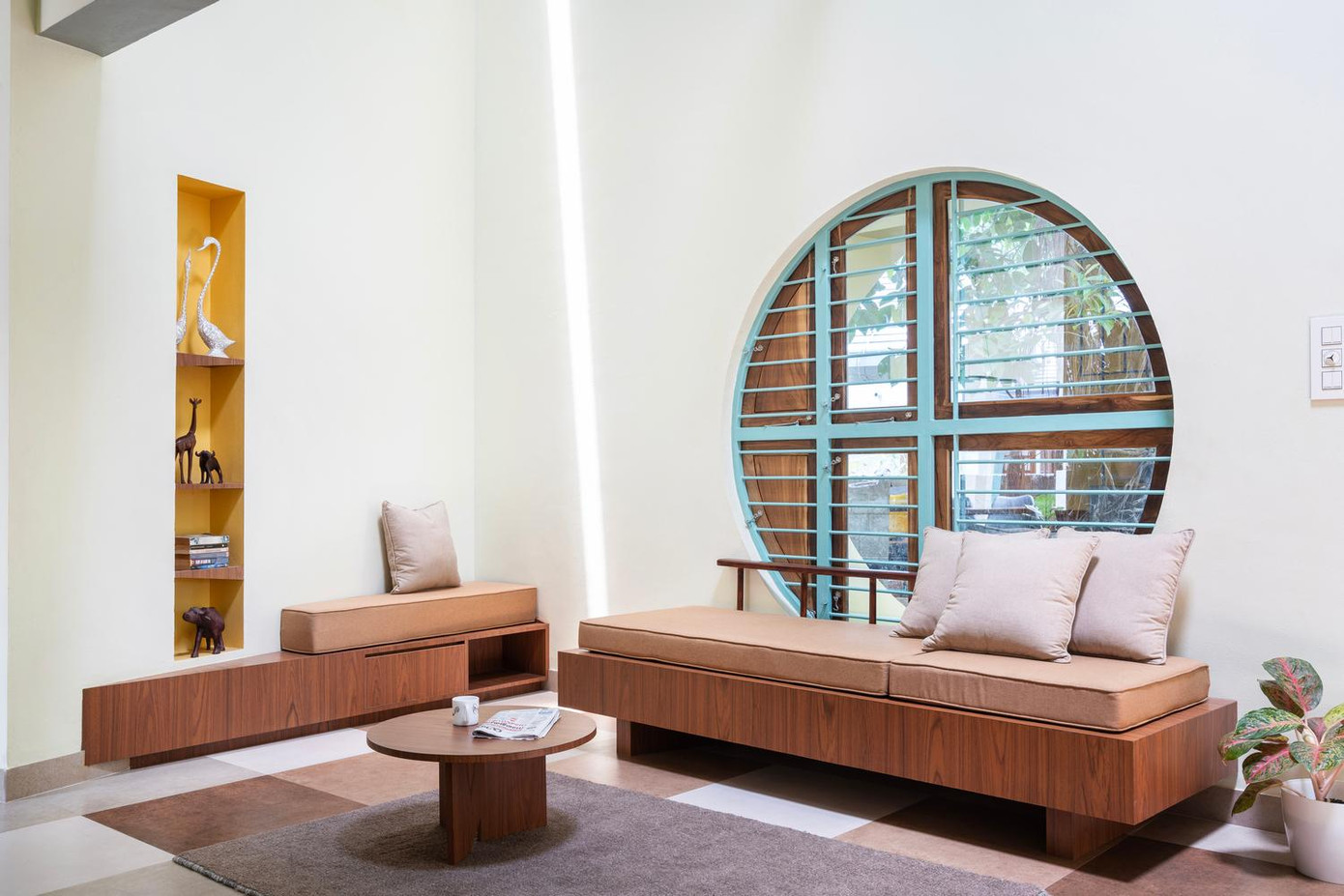 Các cửa ra vào, cửa sổ được thiết kế ở những vị trí đón nắng, gió để ngôi nhà được lưu thông không khí một cách tốt nhất.