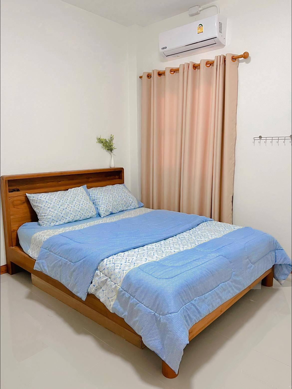 Phòng ngủ thiên về sự nghỉ ngơi nên không bố trí nhiều đồ đạc, chủ yếu là giường, tủ với thiết kế gỗ làm chủ đạo.