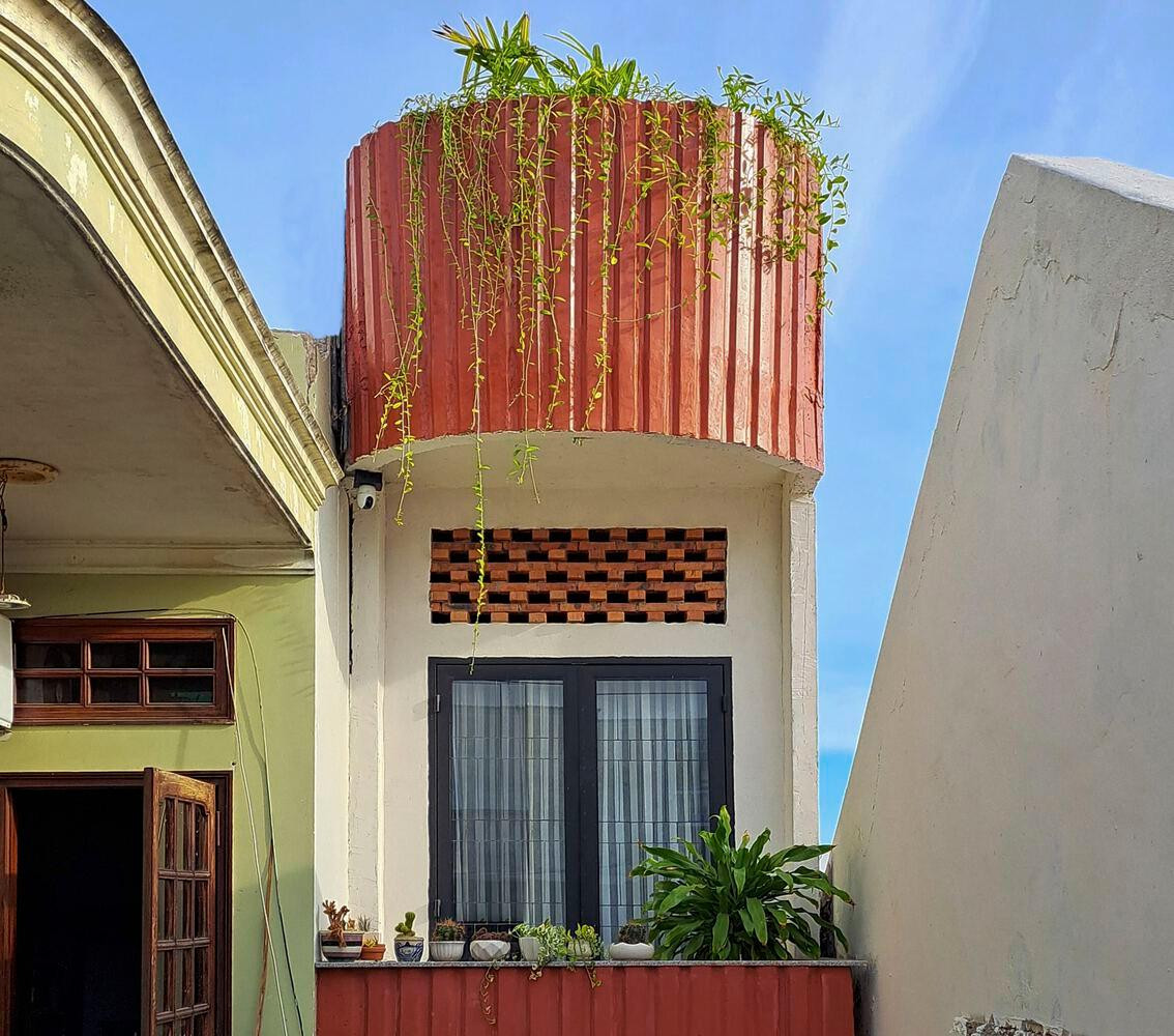 Ngôi nhà này được gia chủ xây dựng trên nền của ngôi nhà cũ, nhằm tái hiện và lưu giữ những ký ức xưa cũ cho cha mẹ. Do đó, gia chủ kiêm kiến trúc sư quyết định tái sử dụng vật liệu của ngôi nhà cũ.