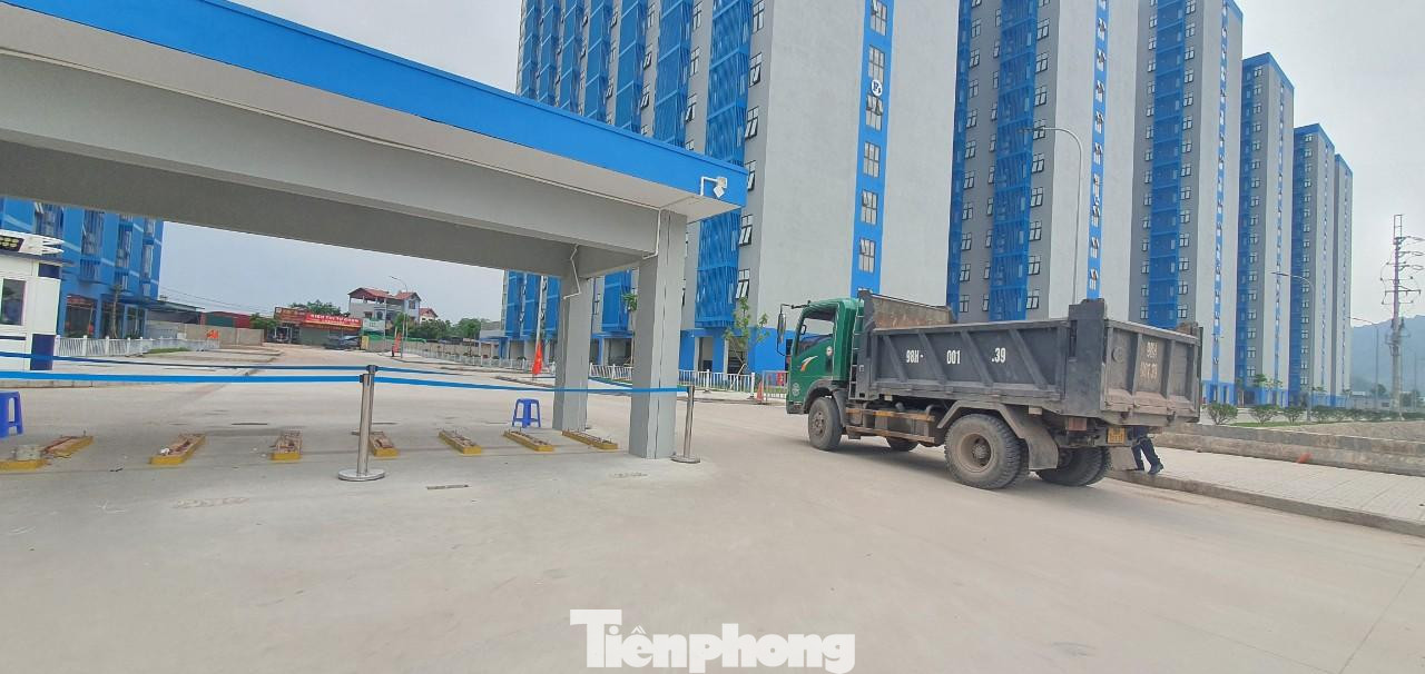 Chủ đầu tư dự án NƠXH tự ý dựng cổng quẹt thẻ từ chắn giữa lòng đường khu vực, gây khó khăn cho việc di chuyển. (Ảnh PV ghi nhận vào chiều 21/5). Chủ đầu tư dự án NƠXH tự ý dựng cổng quẹt thẻ từ chắn giữa lòng đường khu vực, gây khó khăn cho việc di chuyển. (Ảnh PV ghi nhận vào chiều 21/5).