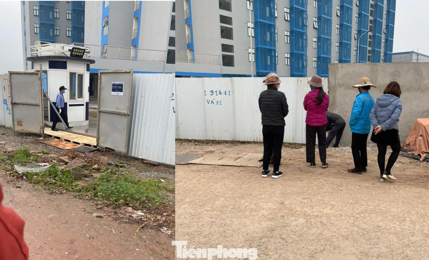 Chủ đầu tư tự ý dựng hàng rào tôn bịt kín tuyến đường tiếp giáp giữa thôn Chiền và khu công nghiệp. (Ảnh từ tháng 2/2022) Chủ đầu tư tự ý dựng hàng rào tôn bịt kín tuyến đường tiếp giáp giữa thôn Chiền và khu công nghiệp. (Ảnh từ tháng 2/2022)