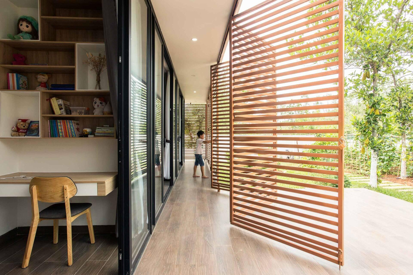 Tấm chắn bằng thép có thể đóng mở như một bộ phận bảo vệ an toàn. Khi mở tấm chắn ra, mọi phòng ngủ đều có tầm nhìn sinh động ra khu vườn xanh mát cạnh nhà.