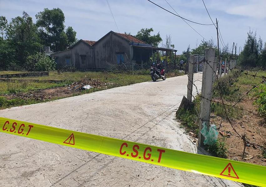 Cơ quan chức năng phong tỏa ngôi nhà có ba người bị sát hại. Ảnh: TL