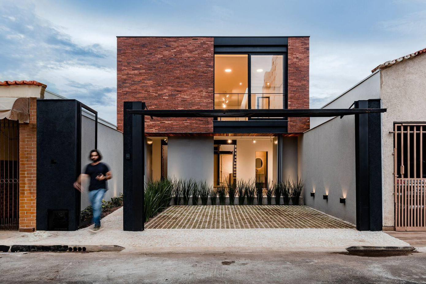 Theo như mong muốn tận dụng tối đa diện tích khu đất thông qua việc xây dựng để vừa làm nơi ở, vừa cho thuê của gia chủ, KTS đã thiết kế một công trình gồm 2 tầng, được cung cấp ánh sáng tự nhiên thông qua 2 sân trong nhà.