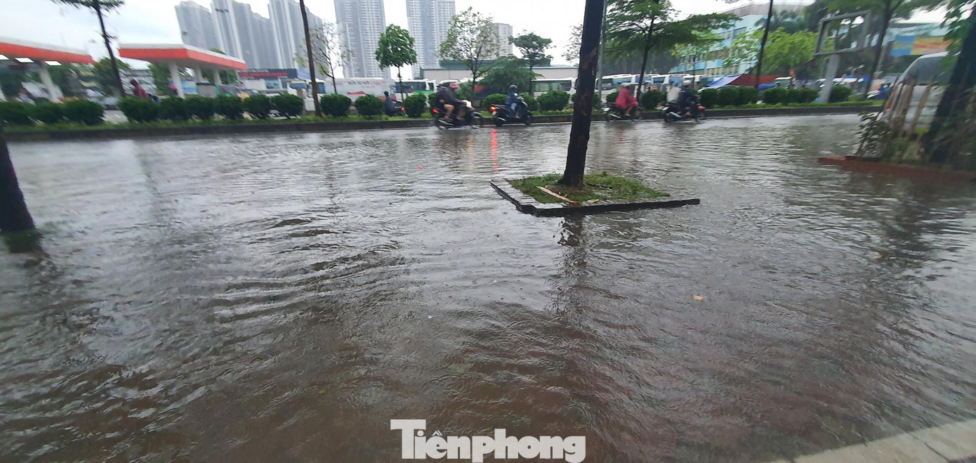 Liên quan đến tình trạng ngập lụt do mưa lớn tại Hà Nội, theo Trung tâm Dự báo Khí tượng thủy văn quốc gia, từ đêm nay (29/5) đến ngày mai (30/5), khu vực này có lúc có mưa rào và dông, cục bộ có mưa to. Trong mưa dông có khả năng xảy ra lốc, sét, mưa đá và gió giật mạnh.