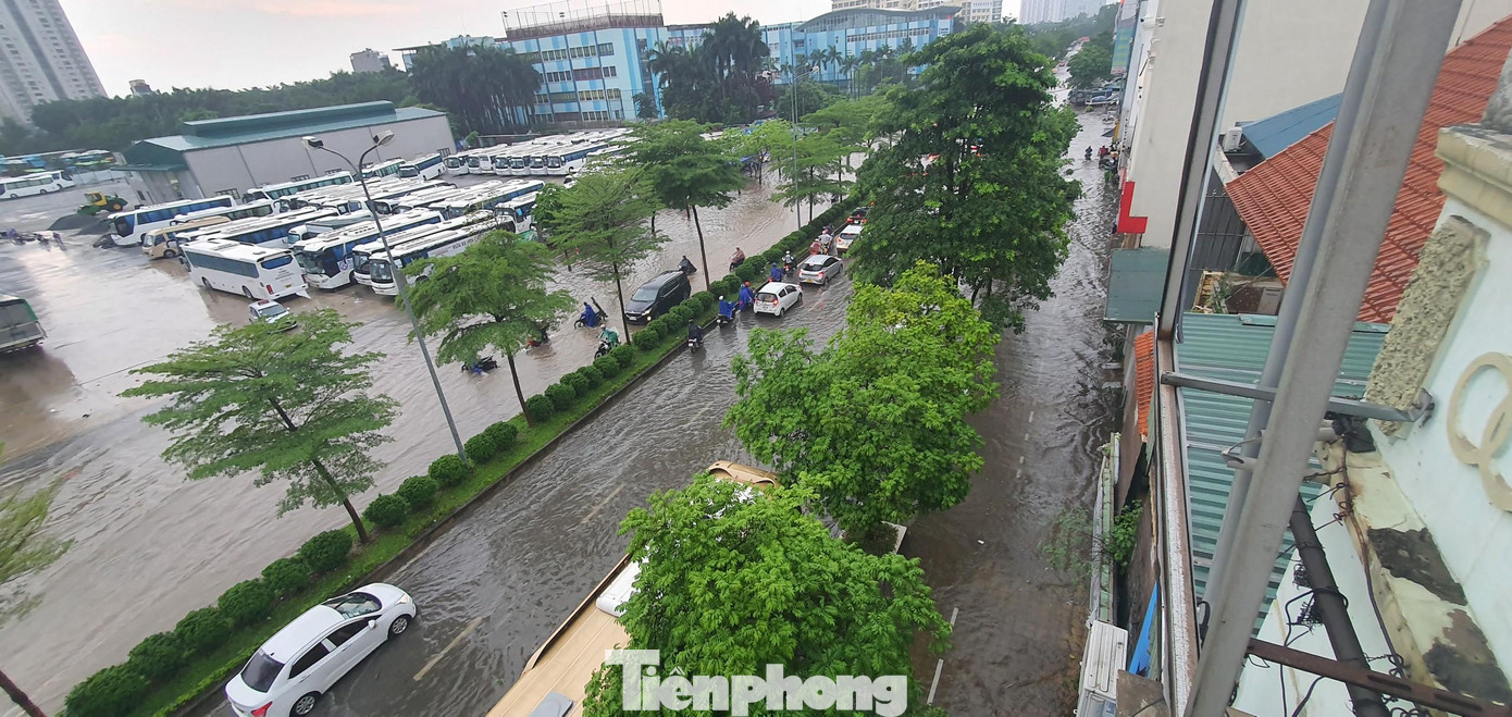 Sau cơn mưa dông kèm gió lớn liên tục vào chiều 29/5, nhiều tuyến đường ở Hà Nội bỗng biến thành sông khiến các phương tiện di chuyển khó khăn.