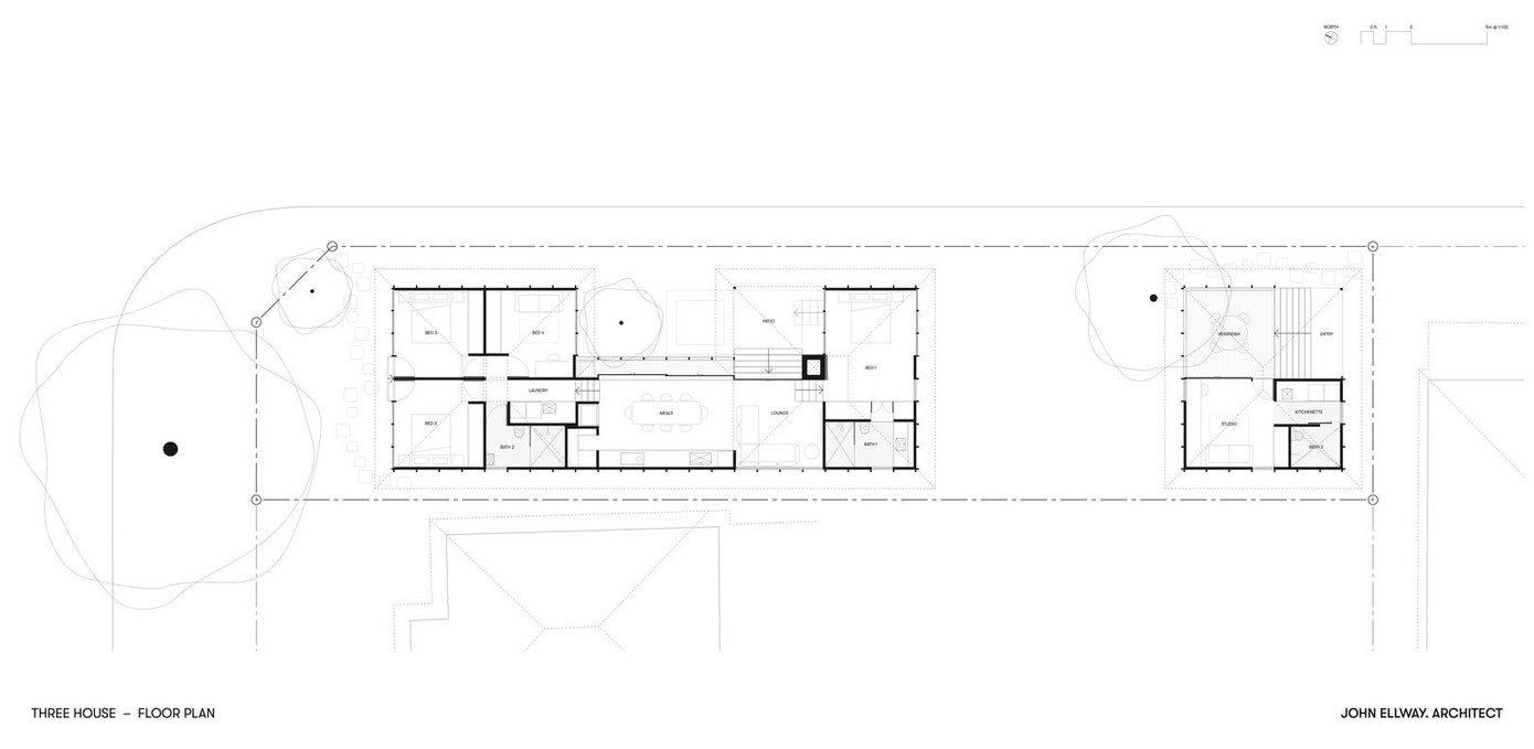 Do đó, KTS chia ngôi nhà thành ba gian hình vuông, nằm dọc theo chiều dài của khu đất, mỗi gian có dạng giống như nhà sàn để tạo nền trên cao, chống ngập úng vào mùa mưa.