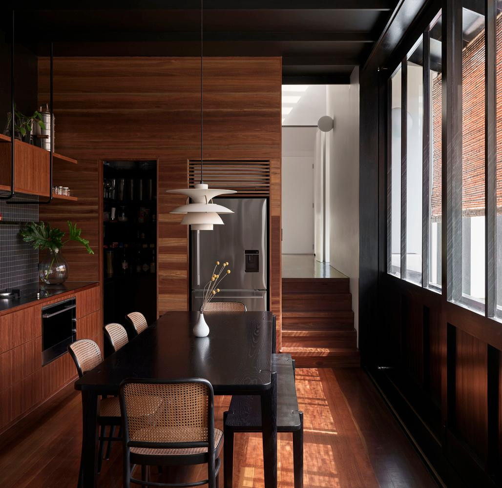 Sự tách biệt giữa các gian nhà cho phép ánh nắng mặt trời được len lỏi vào sâu hơn trong không gian nhà.