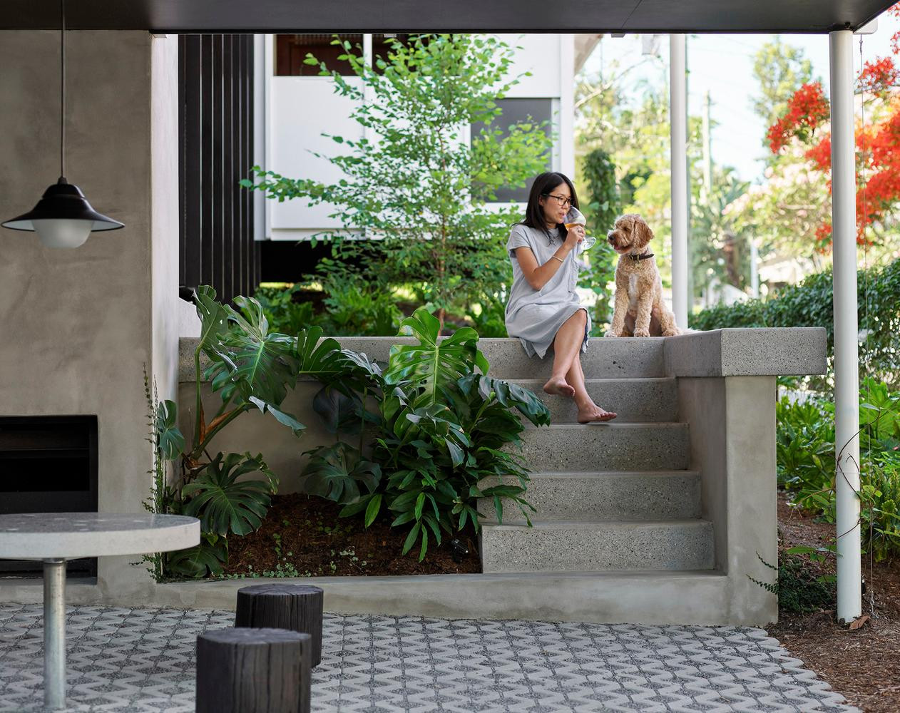 Phần bên dưới của các gian nhà được tận dụng làm nơi đậu xe ô tô hoặc các khu vực giải trí ngoài trời có mái che.