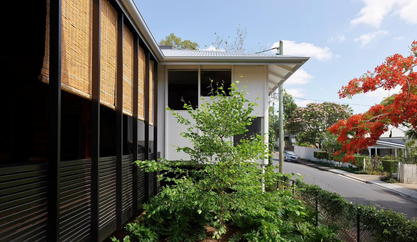 Phía trên của ngôi nhà có ba dạng mái hình kim tự tháp. Trên đỉnh của mỗi mái nhà là một giếng trời có thể hoạt động bằng năng lượng mặt trời được tự động hóa giúp mở và đóng cửa để thoát khí nóng cũng như hút gió qua các cửa sổ bên ngoài.