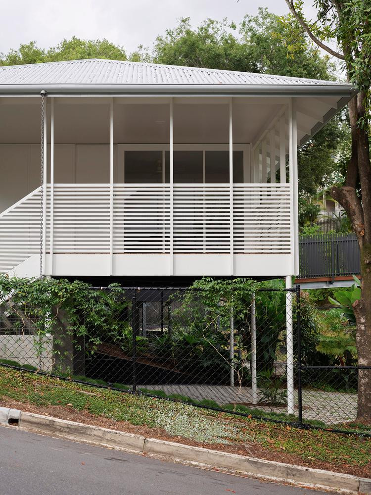 Về cấu trúc, mỗi gian trong số ba gian hình vuông được chia nhỏ thành một mạng lưới kết cấu 3,6m với các trụ thép ở mỗi góc hỗ trợ sàn nhà khỏi mặt đất. Các thanh giằng chéo bằng thép đã được loại bỏ bằng cách sử dụng đất và một lò sưởi bằng khối kết nối tầng cao nhất với mặt đất.