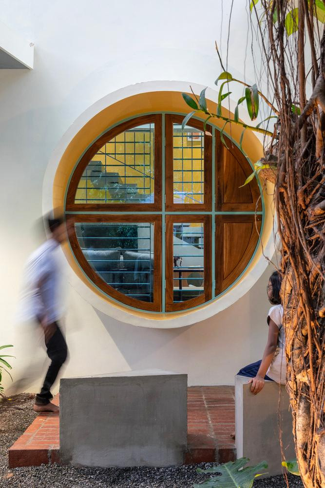 Điểm nhấn của ngôi nhà là có chiếc cửa sổ hình tròn, giống như một chiếc lỗ thông hơi. Tuy nhiên, bản chất của chiếc cửa sổ tròn này chính là hệ thống thông gió chéo giúp ngôi nhà luôn ấm áp vào mùa đông và mát mẻ vào mùa hè.