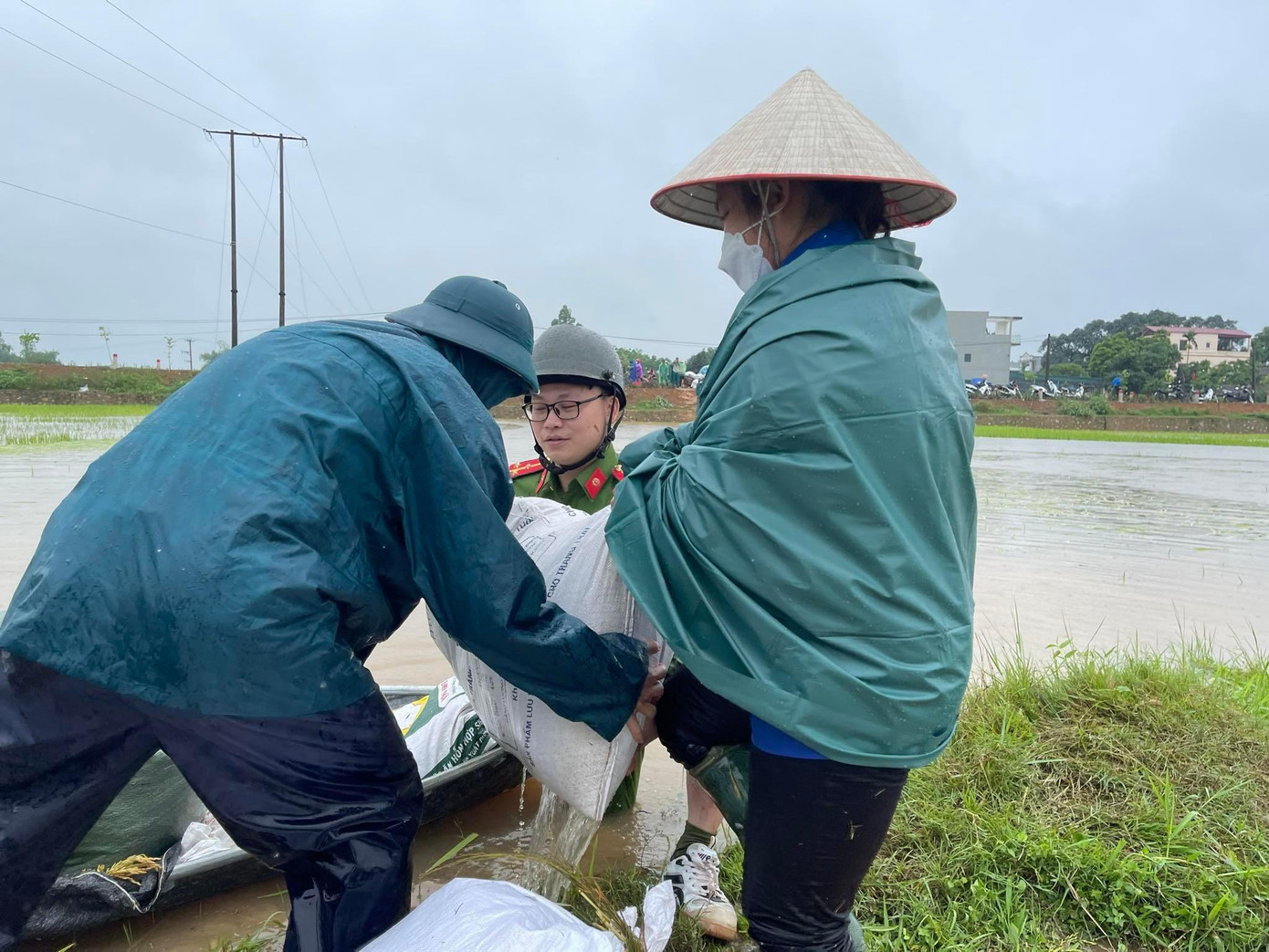 Trong những ngày tới, dự kiến mức nước vẫn tiếp tục dâng cao, người dân càng thêm vất vả. Lực lượng Công an cơ sở sẽ tiếp tục nỗ lực hỗ trợ người dân vượt qua khó khăn.