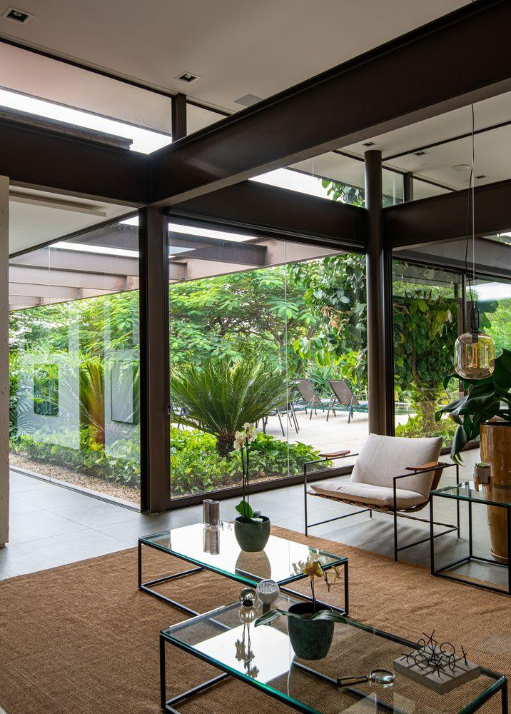 Các không gian có thể được tích hợp hoàn toàn hoặc ngăn cách bằng vách ngăn bằng kính, tạo sự riêng tư hơn khi cần thiết. Tuy nhiên, dù tích hợp hay ngăn cách bằng kính trong suốt thì về trực quan vẫn ít có cảm giác ngăn cách, do vậy giúp mở rộng không gian và tạo cảm giác thoáng đãng hơn. Các không gian có thể được tích hợp hoàn toàn hoặc ngăn cách bằng vách ngăn bằng kính, tạo sự riêng tư hơn khi cần thiết. Tuy nhiên, dù tích hợp hay ngăn cách bằng kính trong suốt thì về trực quan vẫn ít có cảm giác ngăn cách, do vậy giúp mở rộng không gian và tạo cảm giác thoáng đãng hơn.