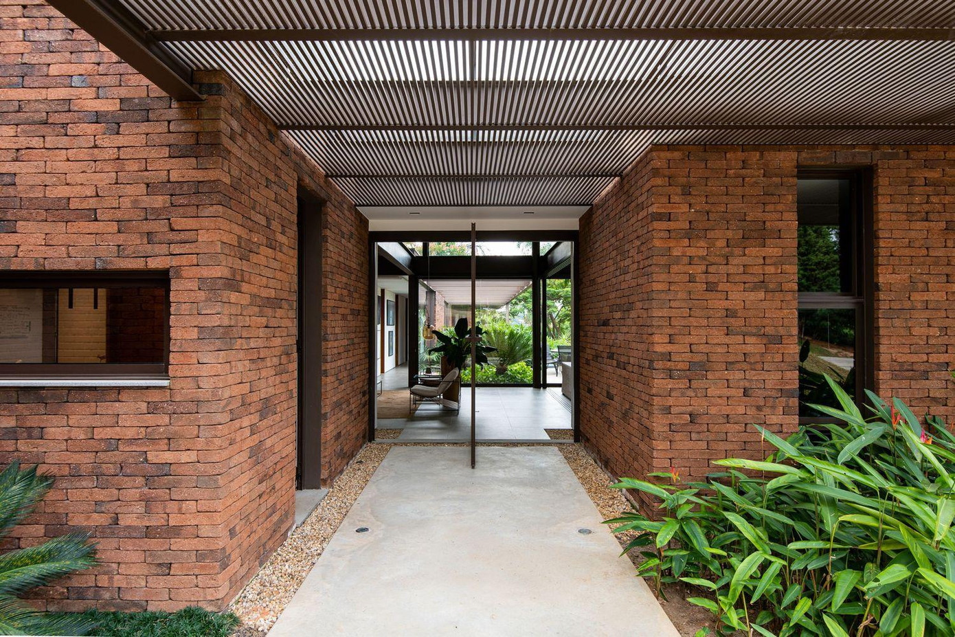 Với ý định mô phỏng ngôi nhà với cảnh quan, các KTS đã sử dụng tông màu đất cho các mặt tiền của dự án. Gạch đặc kết hợp với tông màu tối, cùng với kim loại sơn màu nâu tạo ra tổng thể mộc mạc và tinh tế. Với ý định mô phỏng ngôi nhà với cảnh quan, các KTS đã sử dụng tông màu đất cho các mặt tiền của dự án. Gạch đặc kết hợp với tông màu tối, cùng với kim loại sơn màu nâu tạo ra tổng thể mộc mạc và tinh tế.