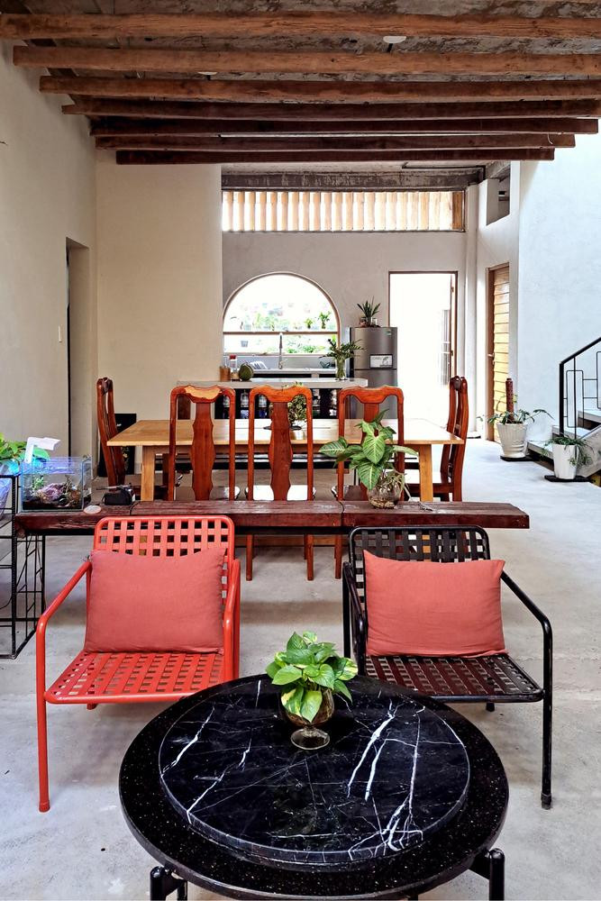 Hệ thống cửa lam gỗ được sử dụng nhiều để chủ động đón nắng gió tùy từng thời điểm trong năm.