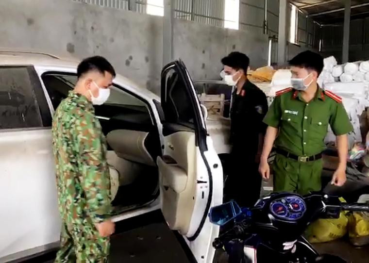 Tổ công tác kiểm tra tang vật.