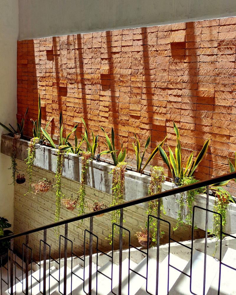 Nhờ cách bố trí khéo léo, khoa học mà không gian trong nhà dù nhỏ, hẹp vẫn luôn ngập tràn ánh nắng.