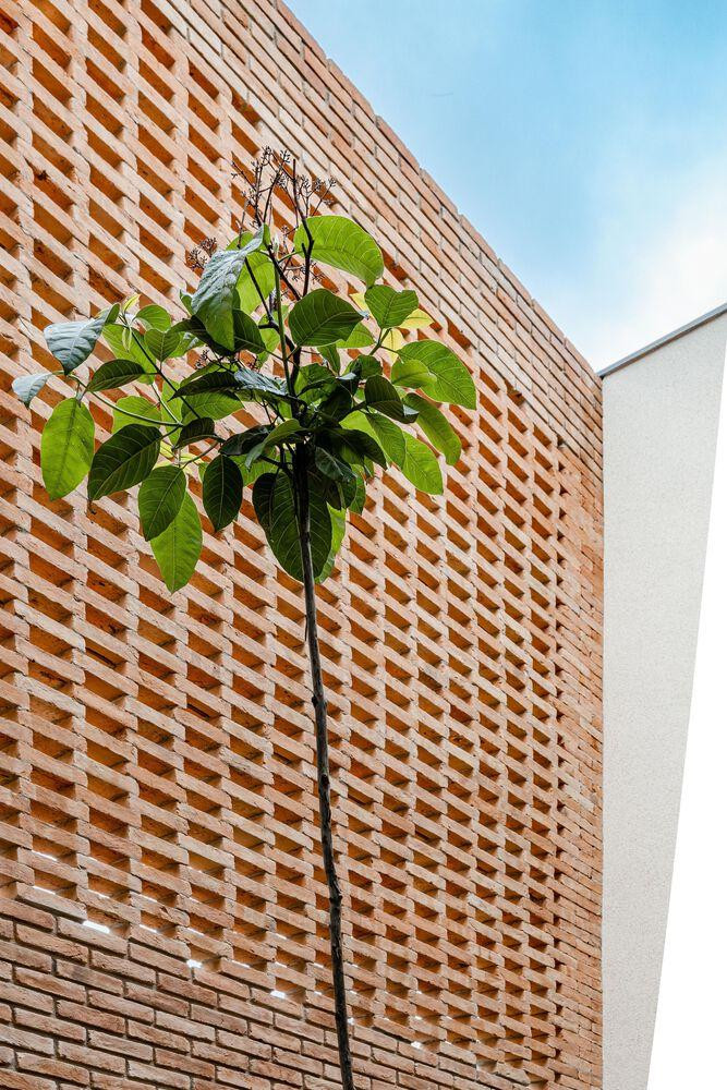 Các ô thoáng lớn giúp thông gió và thu hút sáng sáng tự nhiên tốt nhất trong tòa nhà. Các KTS đã sử dụng khung nhôm và kính cường lực, tạo ra các không gian mở, giúp căn phòng có cảm giác rộng rãi, thoáng mát hơn, đặc biệt được cung cấp nhiều ánh sáng tự nhiên hơn. Trong sân trong, để đảm bảo sự riêng tư mà không ảnh hưởng đến hệ thống thông gió và chiếu sáng, một bức tường bằng gạch gốm đặc đã được xây dựng.