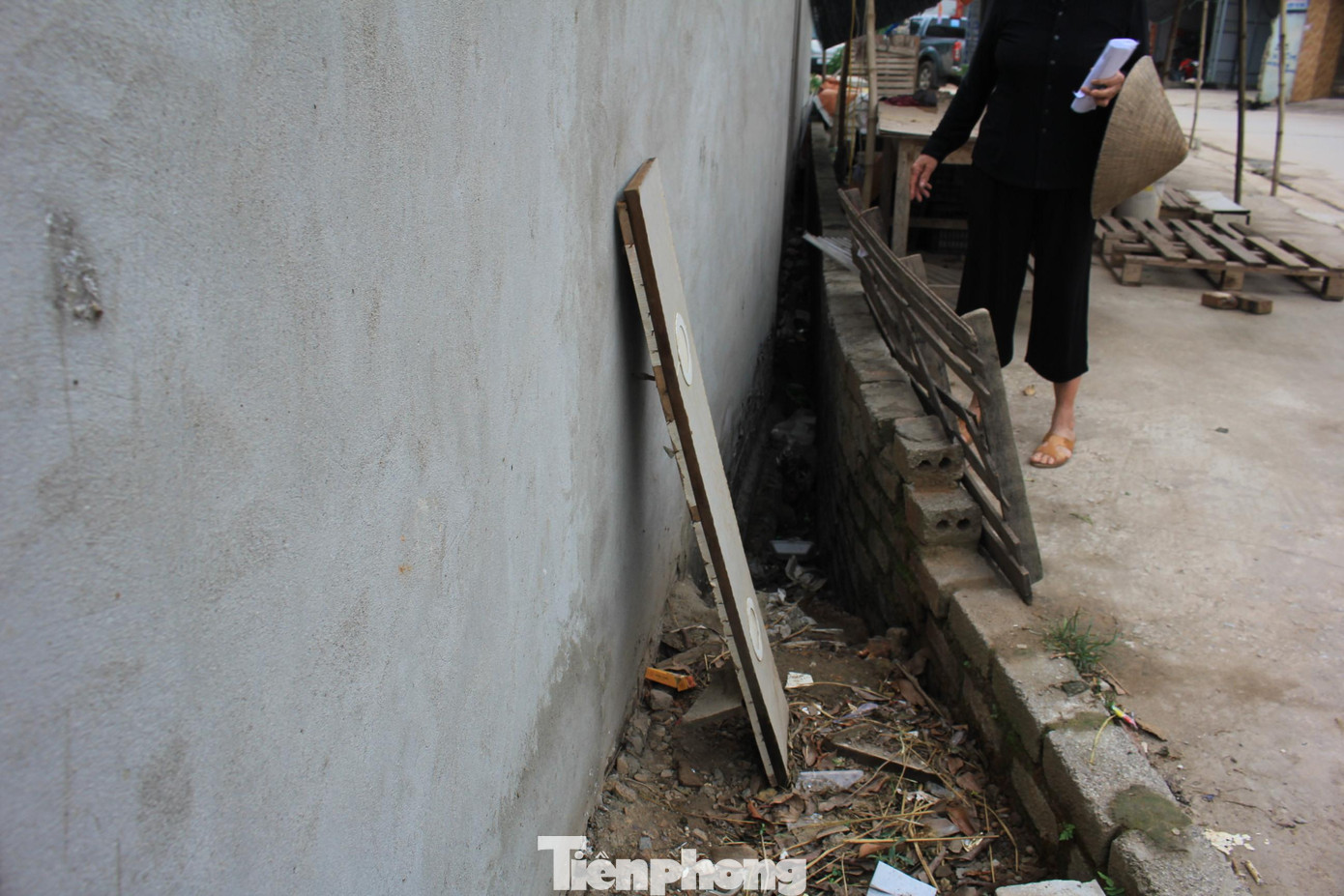 Kênh T19 bị dự án NƠXH dành cho công nhân xã Nội Hoàng lấp mất phần cuối tiếp giáp với ngòi và xây đè tường bao lên. Kênh T19 bị dự án NƠXH dành cho công nhân xã Nội Hoàng lấp mất phần cuối tiếp giáp với ngòi và xây đè tường bao lên.