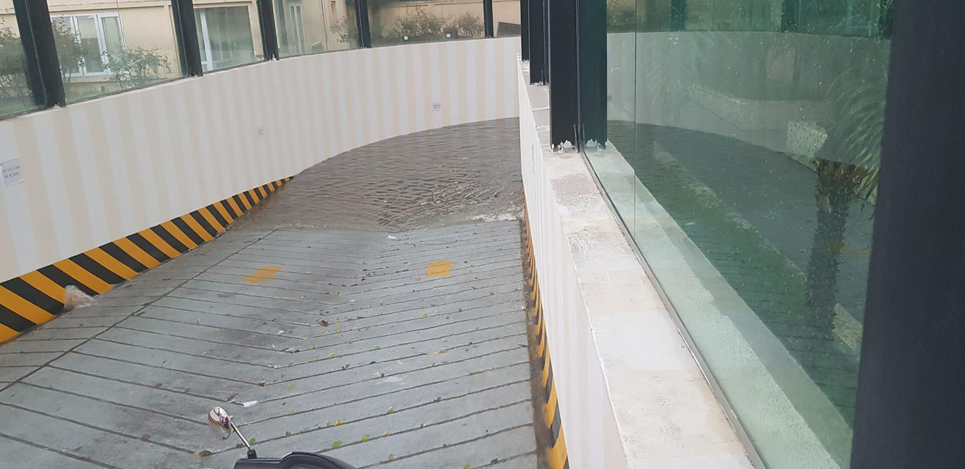 Hầm để xe của Bệnh viện E chìm trong nước sau cơn mưa lớn. (Ảnh: Nguyễn Hùng)