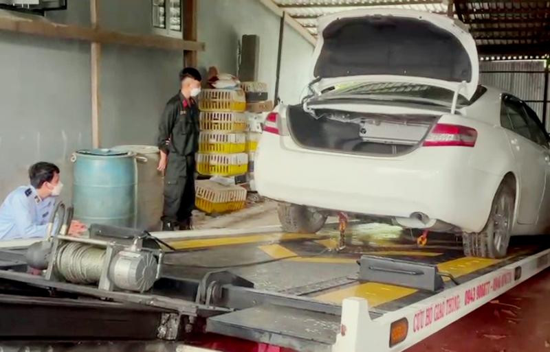 Tổ công tác phát hiện xe ô tô nhãn hiệu Camry màu trắng, BKS nước ngoài 2V-0025 được cất giấu tại bãi hàng.