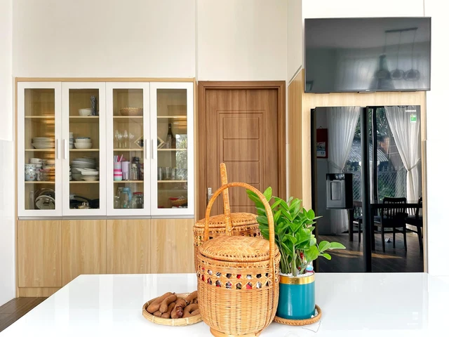 Không gian bếp rộng và mở để mùi thức ăn dễ thoát ra ngoài, cũng như gió mát từ vườn có thể thổi vào.