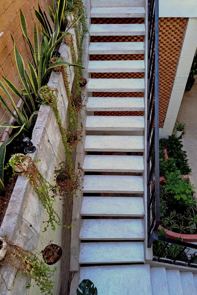 Các kết cấu chuyên dụng như sàn không dầm, cột dày 100mm cũng được tính toán để giúp tăng không gian cho ngôi nhà.