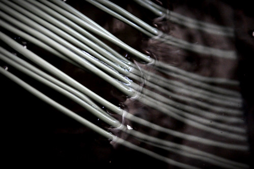 Sau khi được nấu chảy, nhựa được kéo thành sợi dài rồi đưa qua nước để làm nguội. Mọi xưởng tái chế đều phải dùng đến nước nhưng hầu hết không có hệ thống xử lý nước thải. Theo các nhà khoa học, khi đốt cháy nilon, nhựa, có thể tạo ra nhiều chất gây ung thư, tạo ra mưa axit..