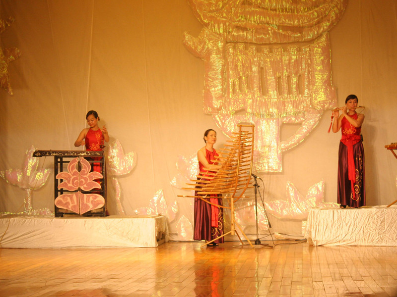 ...và giai điệu Cuba qua nhạc cụ Việt Nam. Ảnh: Trần Thanh. ...và giai điệu Cuba qua nhạc cụ Việt Nam. Ảnh: Trần Thanh