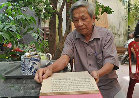 Cụ Trà đang kể lại lịch sử về cuốn sổ đỏ. Cụ Trà đang kể lại lịch sử về cuốn sổ đỏ