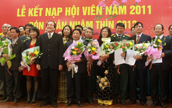 Nhà thơ Hữu Thỉnh - Chủ tịch Hội nhà văn chụp ảnh cùng các hội viên mới