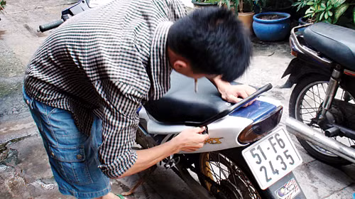 “Quái xế” kiểm tra kỹ lưỡng “cục cưng” sau khi được giải cứu khỏi kho giam xe - Ảnh: H.K.