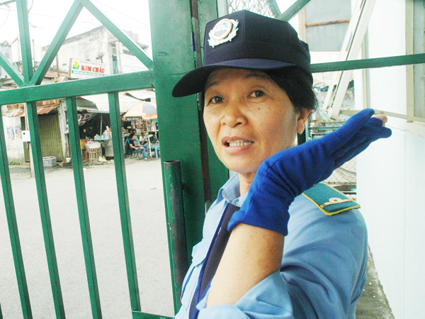 Chị Thủy kể chuyện nữ công nhân phà Ảnh: T.N.A