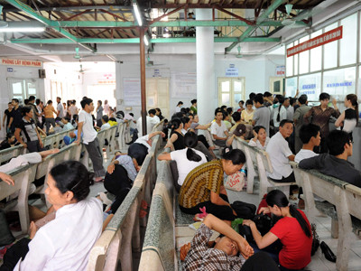 Người nhà và bệnh nhân tại Bệnh viện Nội tiết. Ảnh: Hồng Vĩnh