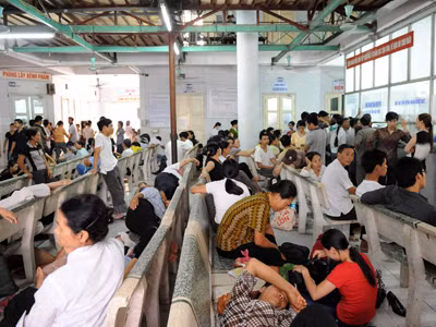 Người nhà và bệnh nhân tại Bệnh viện Nội tiết. Ảnh: Hồng Vĩnh