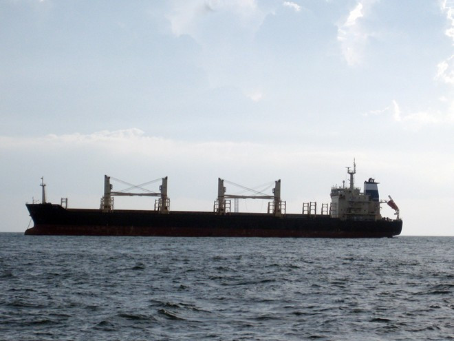 Cách nơi tàu Heung - A Dragon đang chìm và bốc cháy là tàu Eleni đangbị lực lượng chức năng tạm giữ để điều tra vụ việc